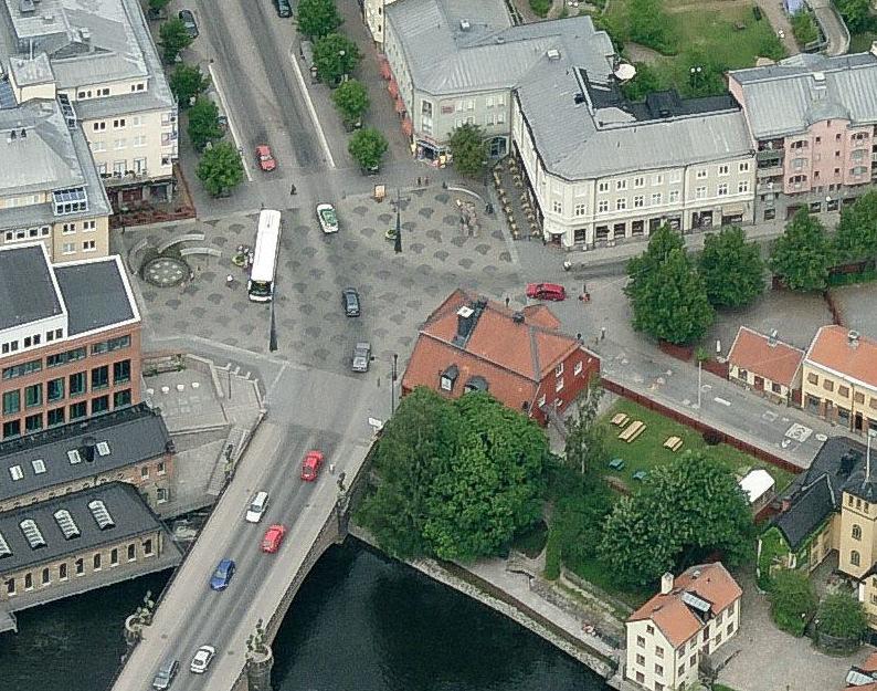 Tanken är där att markbeläggningen ska avvika från övriga Tegelbruksvägen, förslagvis med