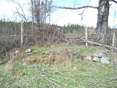 Tristad N58 07,875' E16 18,183' 2220 Husgrunden med spisröse 2017 Laga skifte 1864 Torpet Tristad finns inritat på kartan 1795. Byggnadsåret är okänt, men var bebott 1783.