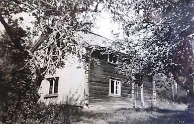 Johannesberg N58 08,592' E16 18,870' 2224 Johannesberg Laga skifte 1864 Torpet är byggt 1833 om tre rum och kök samt farstu i två våningar. Takhöjden var 1,95 m. På övervåningen var snedtak.