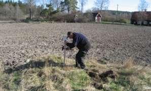 På utsidan av ena gaveln fanns en trappstege som gick upp till ett utrymme på vinden. På husets tak var vällingklockan placerad, som sköttes av kusken.