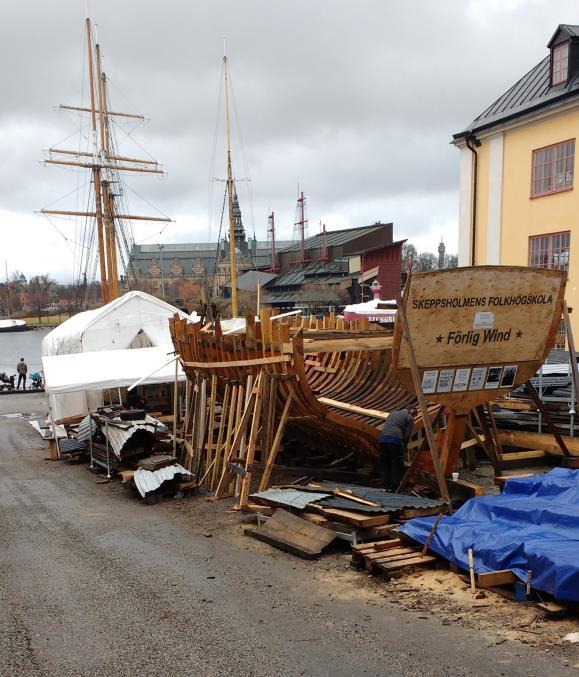 Skeppsholmens folkhögskola På stapelbädden, där BriggenTre Kronor af Stockholm en gång byggdes växer det nu fram ett nytt fartyg.