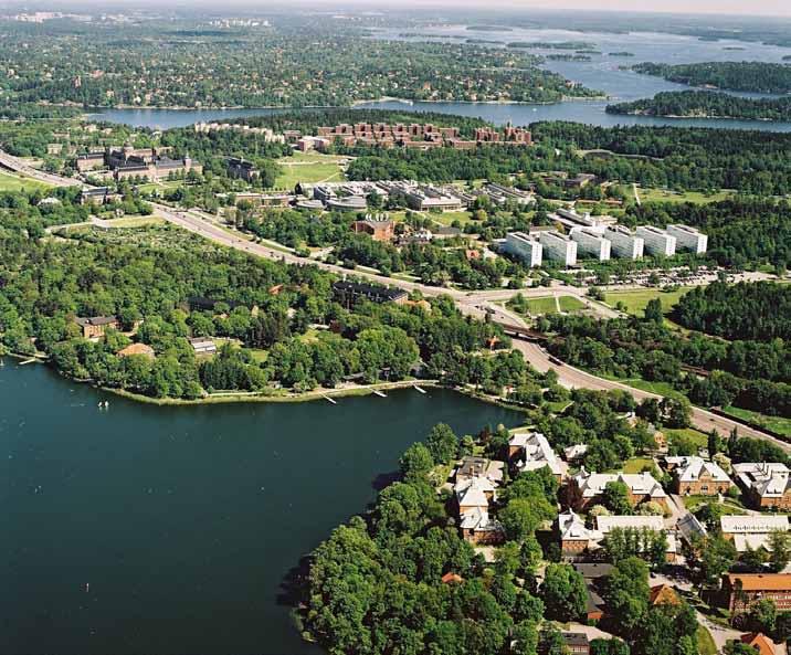 Diskussionen kring stadsbyggnad kretsar oftast kring fysiska komponenter som stadsform och bebyggelsetypologier och sträcker sig sällan till att omfatta samhällsinstitutioner.