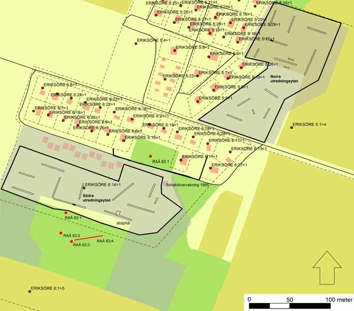 Fig.1. Översiktskarta inklusive fastighetsbetckningar. Utrett område samt schakt markeras med svart begränsningslinje, funnet stolphål är markerat med blå punkt.