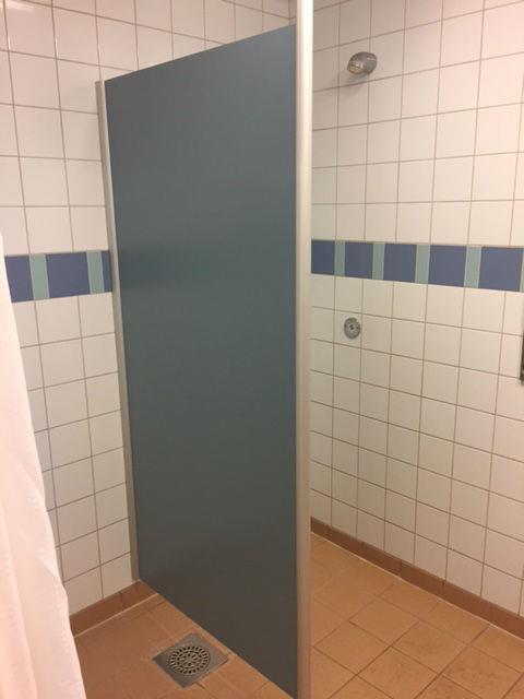 Utvärdering av trygghetsplanen 2016/2017 Enligt skolans trygghetsenkät upplever eleverna fortfarande att toaletterna och omklädningsrummen är otrygga platser.