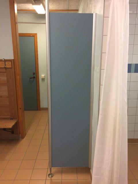 När det gäller toaletterna har vi ställt frågan ifall musik på toaletterna skulle göra platsen tryggare, men eleverna i elevrådet tror inte att det skulle hjälpa.
