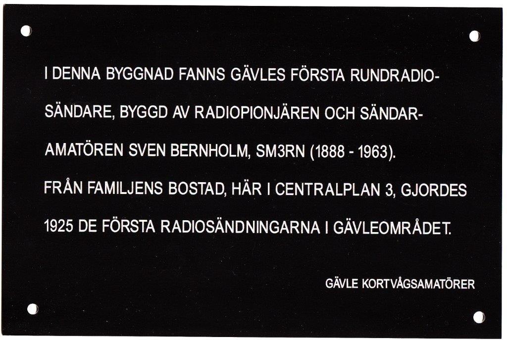 Minnesplåten över Sven Bernholm, SM3RN Så är då äntligen minnestavlan över Sven Bernholm, SM3RN på plats! Dock inte på Stadshuset.