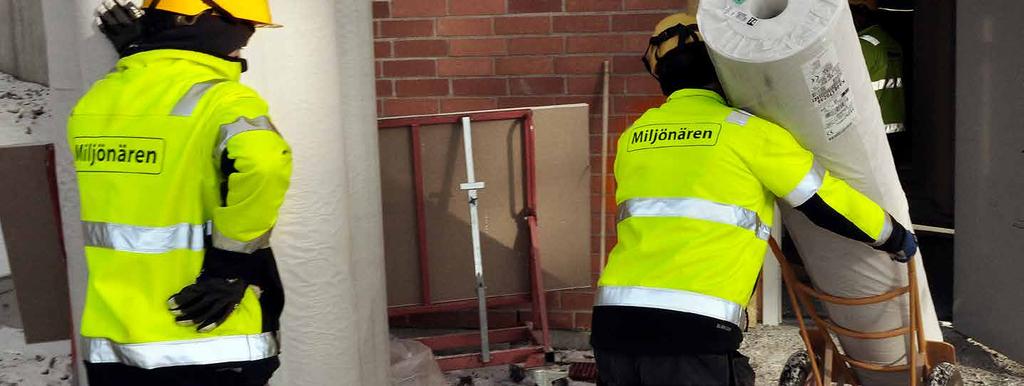 Golvläggare från Miljönären bär in nya golv i samband med bygget av bostäder vid Glimmerstigen i Falun.