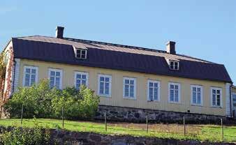 Gården var länge i släkten Holms ägo. År 1555 har självaste Gustav Vasa övernattat på gården. Nu används det anrika huset till konstutställningar.