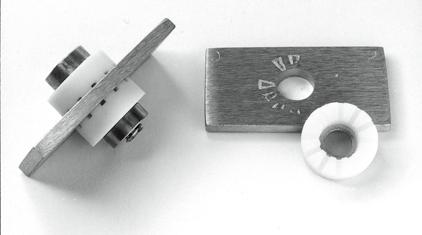 Till vänster: Punktfrätning av svetsgods vid provning enligt ASTM G48 E. Till höger: Provning av spaltkorrossion mäts med en metod som beskrivs i ASTM G48 F. (Bilder: Outokumpu) har.
