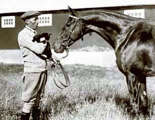 Svensk Kriterievinnare 98 Cherie med jockey J. Martin och ägaren Greve Hamilton. Tränare Axel Thorngren håller sig i bakgrunden.