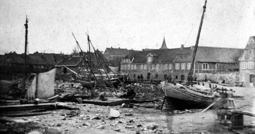 Stormfloden 1872 Det står en minnessten på Östergatan i Skanör, alldeles uppe vid Rådhustorget. Den minner om en katastrof som nu åter blivit aktuell.