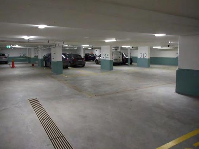 65 (69) Figur 4.5 Färdig installation av katodiskt skydd med titannät i golv, väggar och pelare i parkeringsgarage på Blasieholmen (vänster) och montering av titannät 4.2.