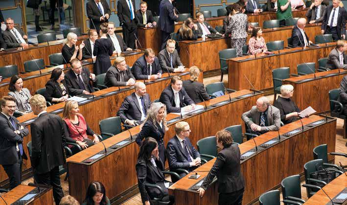 Debatt och beslut Besökare i riksdagen frågar ofta var alla riksdagsledamöter håller hus när plenisalen står halvtom under pågående plenum.