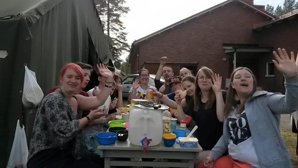 Ett gäng Equmenianer som gästade Lappis och hade eget camp med tält och matbord.