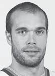 12 HOKEJ štvrtok 27. 9. 2012 KONTINENTÁLNA HOKEJOVÁ LIGA: HC SLOVAN BRATISLAVA JUGRA CHANTY-MANSIJSK 4:3 sn Piate víťazstvo za sebou! Obrane Chanty-Mansijsku uniká Peter Ölvecký.