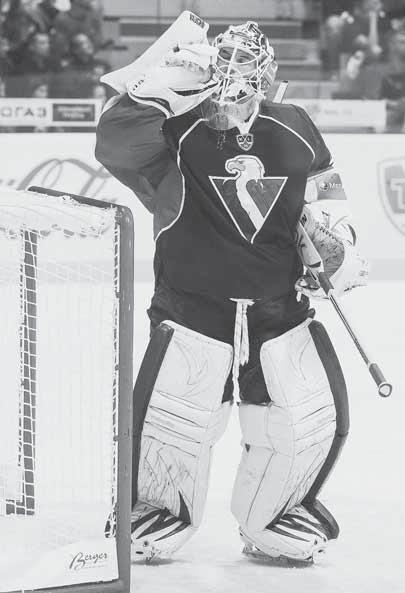 www.sport.sk HOKEJ 13 KONTINENTÁLNA HOKEJOVÁ LIGA: HC SLOVAN BRATISLAVA JUGRA CHANTY-MANSIJSK 4:3 sn Michal Vondrka zakončuje.
