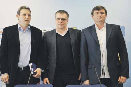 4 FUTBAL štvrtok 27. 9. 2012 Za nápadom dvoch rovnocenných reprezentačných trénerov si stojí.