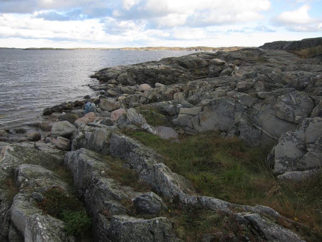 Bilden visar även hur sprickfattig berggrunden är samt de tydliga