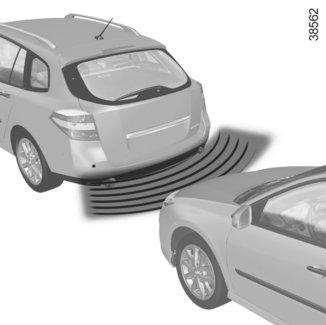PARKERINGSASSISTANS (1/4) Funktionsprincip Ultraljudsdetektorerna, som sitter i stötfångarna fram och/eller bak, mäter avståndet mellan bilen och ett föremål.