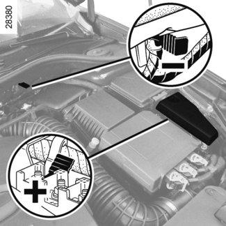 Fäst den positiva kabeln A på pluspolen (+) 7 och sedan på hjälpstartsbatteriets pluspol (+) 2.