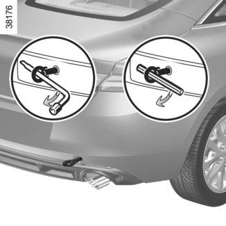 Använd endast bogseringsöglan 3 och hjulnyckeln som du hittar i verktygshållaren under bagagerumsmattan (se avsnittet Verktyg i kapitel 5).