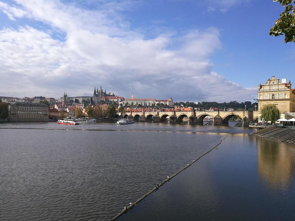 Anledningen till att jag valde Prag var på grund av stadens historia och ålder, jag hade tidigare endast hört rykten om dess fina arkitektur men kan säga att alla rykten verkligen inte gjorde staden