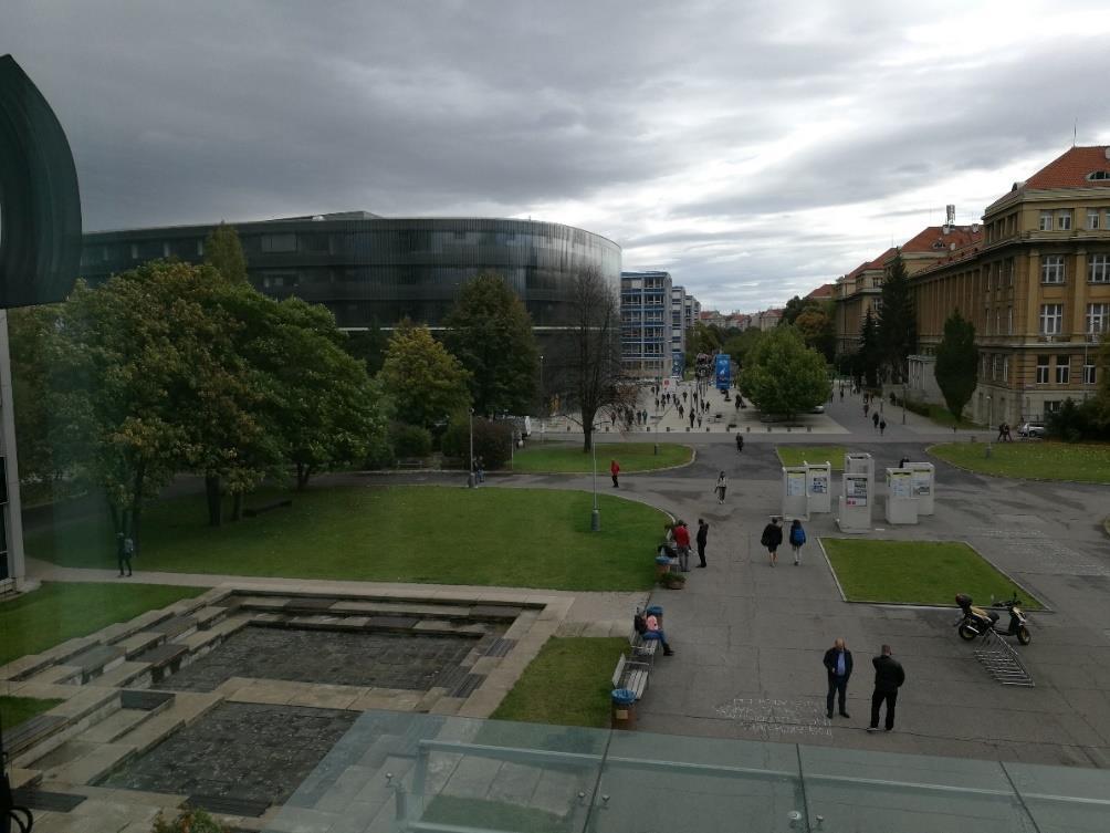 Universitetet och studierna Universitetet är ganska stort och så fint! Det är dessutom uppdelat på samma sätt som KTH med olika fakulteter i olika byggnader.