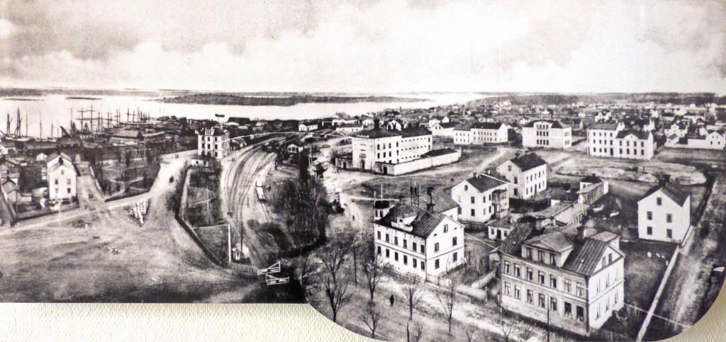 Ett intressant panorama över Västervik från sent 1800-tal. Den pampiga järnvägsstationen med bangård syns väl. Likaså den ännu pampigare och centralt belägna fångvårdsanstalten, i dag hotell.