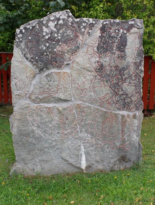 Figur 8. U917, en runsten, ursprungligen påträffad i sakristians ingång, uppställd på sin nuvarande plats 1932. Foto mot Ö, Malin Lucas, Upplandsmuseet.