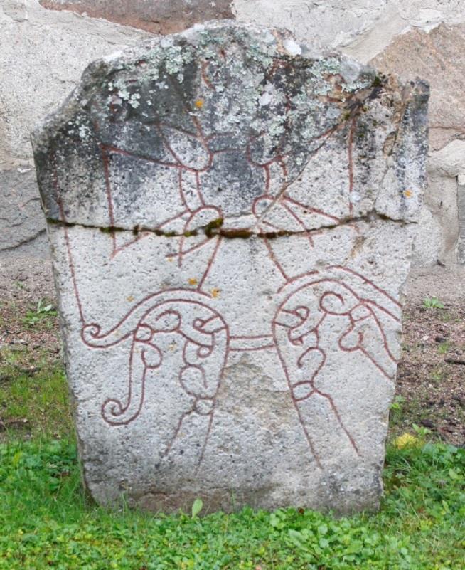 Tidigkristet gravmonument Jumkil 26:1 Invid kyrkan står en rest ornamenterad sten, Jumkil 26:1 (figur 9).