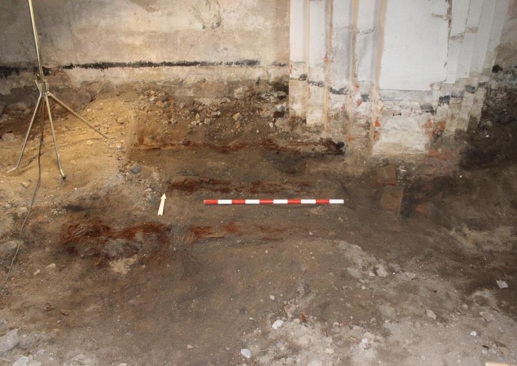 Bjälklag 2 Under utfyllnadslagret påträffades ett antal kraftigt förmultnade stockar, 0,35 0,70 m under den sentida golvnivån (figur 17).