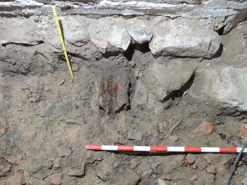 Äldre bärlager 3 Stockarna i bjälklaget låg i ett mörkt lager av sand och krossat tegel, med stänk av murbruk och lera, cirka 0,40 0,70 m under den sentida golvnivån (figur 19).