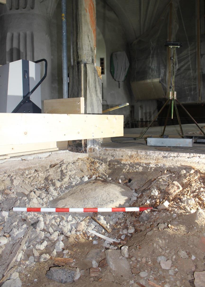 Läktarfundament 4 Under orgelläktaren, i långhusets västra del, påträffades några större stenblock, 0,6 1,3 m stora, cirka 0,4 m under den sentida golvnivån (figur 20).