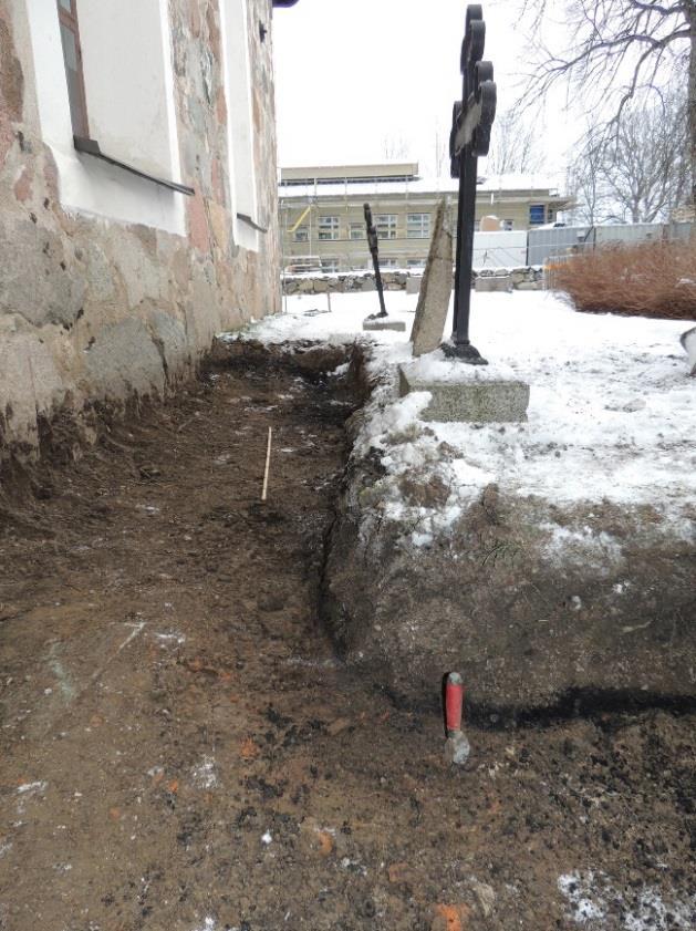 Brandlager 8 Kring hela kyrkan observerades ett mörkt lager 0,05 0,1 m tjockt. Det utgjordes av kol, sot och delvis förkolnat organiskt material, möjligen flis (figur 32).