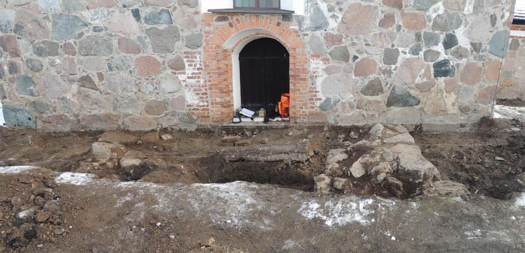 Murar 10 Vid schaktning förbi kyrkans västgavel påträffades 2,6 m norr om långhusets sydvästra hörn en kraftig skalmur, minst 3,5 m lång (den försvann in västra schaktkanten), 1,75 1,9 m bred och