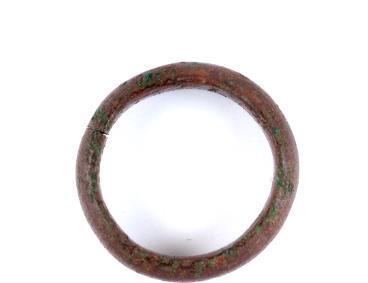 Det större beslaget (F15) utgjordes av ett 17x5x2 mm stort spänne av CU-legering, fästat vid en 45x20 mm stor läderbit. Beslaget kommer antagligen från en psalmbok eller bibel.