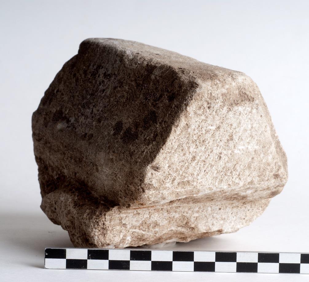 Masverk Vid schaktning utanför kyrkans södra långsida påträffades ett fragment av en masverksprofil i kalksten (F25). Fragmentet är 125x105x95 mm stort, med plana tillhuggna ytor (figur 44).