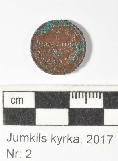 Myntet rengörs mekaniskt under mikroskop med dentalverktyg och trästicka samt mjuk pensel, för att avlägsna hårdare föroreningar.