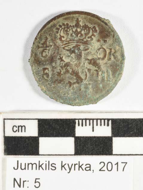 Ort/Anläggning: Jumkils kyrka, 2017 Fynd nr: 5 Kons nr: Kontaktperson: Robin Lucas, Upplandsmuseet Datum in: 2017-11-06 Datum ut: 2018-03-12 Föremål: Mynt Material: Cu-legering Antal: 1 Mått: Vikt