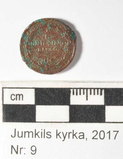 Myntet rengörs mekaniskt under mikroskop med dentalverktyg och trästicka samt mjuk pensel, för att avlägsna hårdare föroreningar.