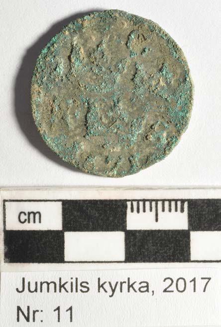 Ort/Anläggning: Jumkils kyrka, 2017 Fynd nr: 11 Kons nr: Kontaktperson: Robin Lucas, Upplandsmuseet Datum in: 2017-11-06 Datum ut: 2018-03-12 Föremål: Mynt Material: Cu-legering Antal: 1 Mått: Vikt