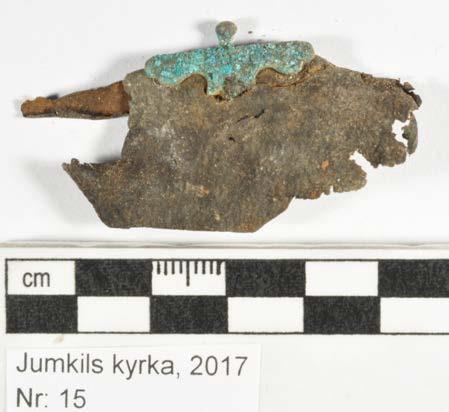 Ort/Anläggning: Jumkils kyrka, 2017 Fynd nr: 15 Kons nr: Kontaktperson: Robin Lucas, Upplandsmuseet Datum in: 2017-11-06 Datum ut: 2018-03-12 Föremål: Bokbeslag Material: Cu-legering, läder Antal: 1