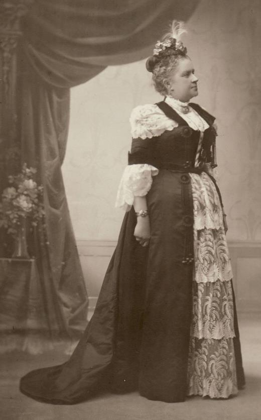 Ewa Lorichs Grill 70 år. Ewa Lorichs (1844-1926) var Andreas Gustaf Grills (1827-1889) tredje hustru. Hon växte upp på den vackra karolinska herrgården Wahlsta i Västmanland.