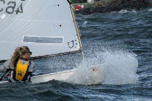 Vi tränar segling tillsammans under hösten, våren och sommaren, och under vinterhalvåret har vi teoriträffar och fysträning.