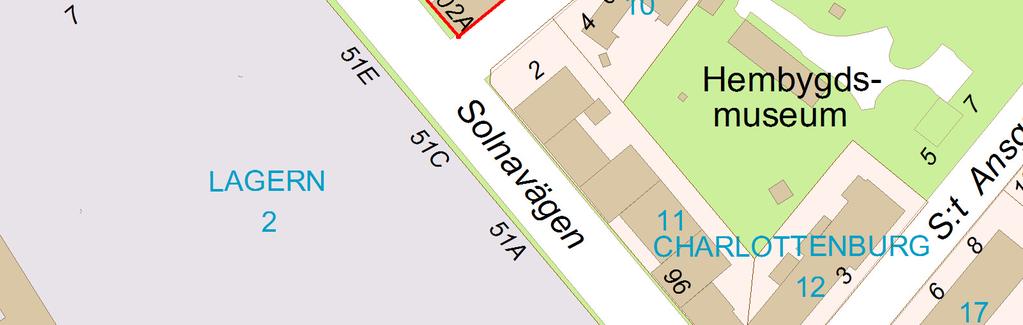 Garaget delas mellan Planen 4 och Planen 3, infarten till garaget sker från Solnavägen.