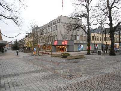 föreslagna fjärde våningen dragits in så att byggnaden fortfarande upplevs som tre hela våningar från Kungsgatan och Storgatan.
