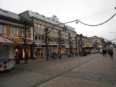 Exempel på befintliga byggnader i Växjö centrum med tre våningar plus ett indraget fjärde våningsplan.