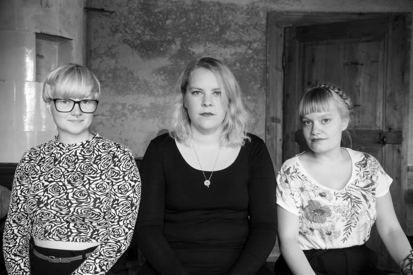 ilska. Gubbar, gubbar och åter gubbar. Slå upp den där folkmusiksamlingen en gång till och titta lite närmre, mycket närmre. Ta fram förstoringsglaset och detektivblicken och du ska få se.