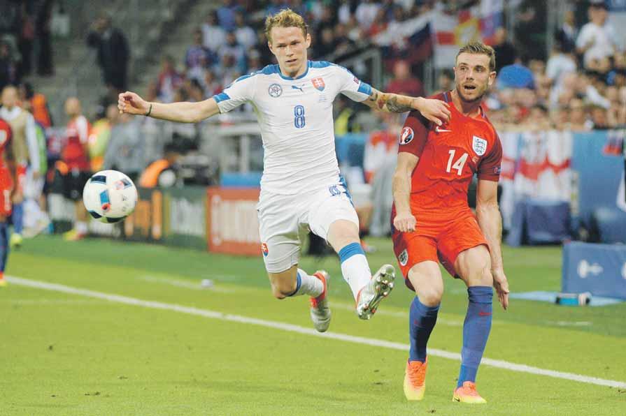 4 FUTBAL sobota 25. 6. 2016 DIALÓG NA VÍKEND V hlave to má správne uložené, vystupuje veľmi sympaticky. V jeho odpovediach sa zračí rozvaha, ktorú by ste možno od hráča jeho veku ani nečakali.