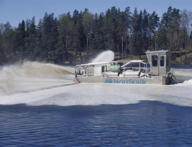 Sjö - val av spridningsmetod Välj båtspridning i första hand Lägre kostnad än helikopter (ca 30 %) Dammar inget Precis spridning efter spridningskarta